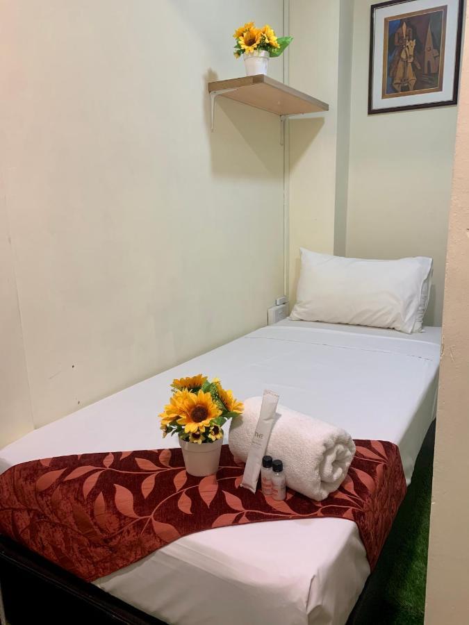 Single Sharing Room And Short Hours Stay At Sandpiper Hotel Szingapúr Kültér fotó
