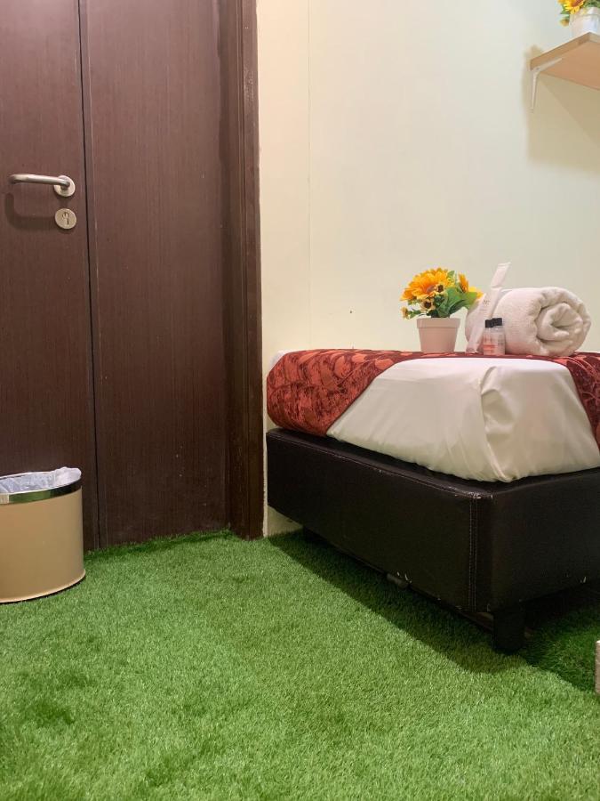 Single Sharing Room And Short Hours Stay At Sandpiper Hotel Szingapúr Kültér fotó